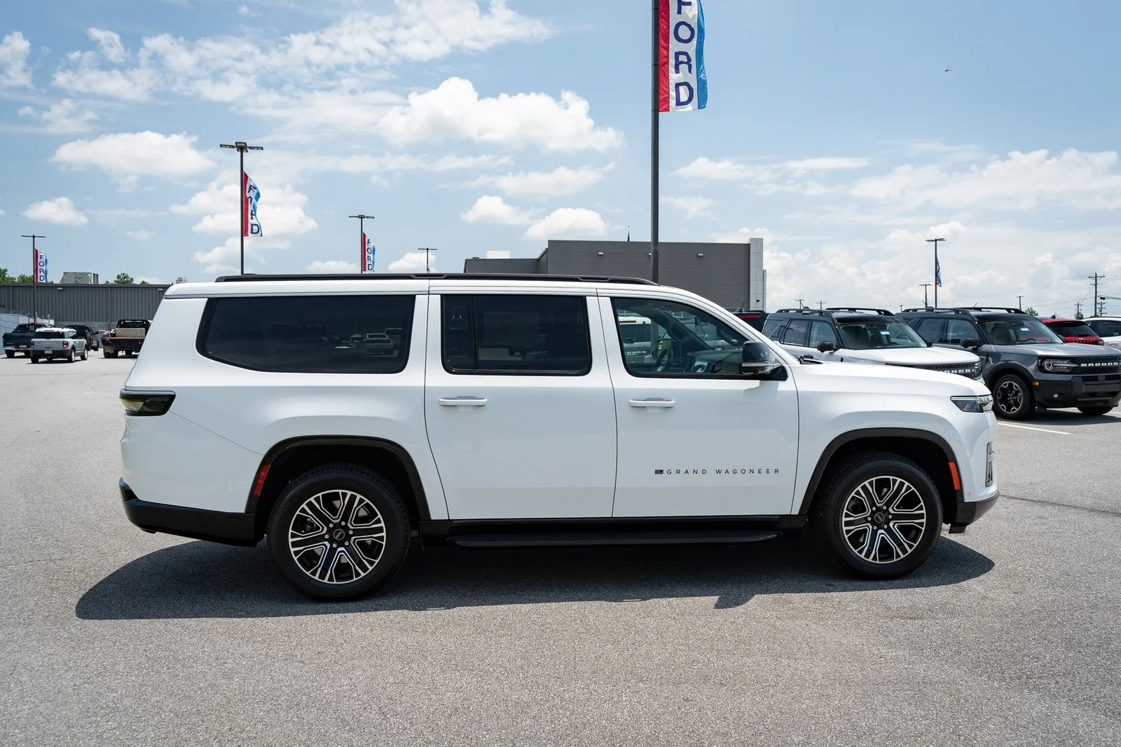 New 2026 Bright White Clear-Coat Exterior Paint Jeep  image 11