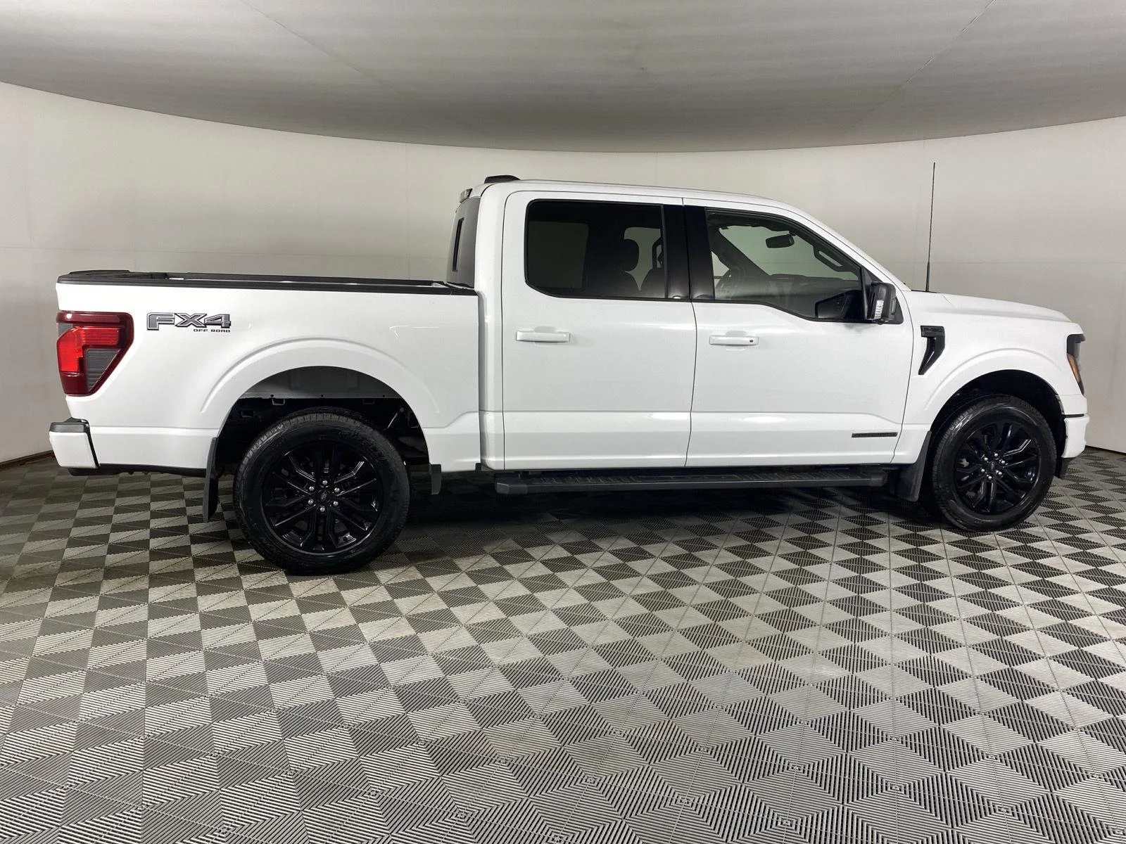 Used 2025 Oxford White Ford XLT image 11