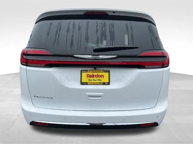 New 2026 Bright White Clear-Coat Exterior Paint Chrysler Select image 6