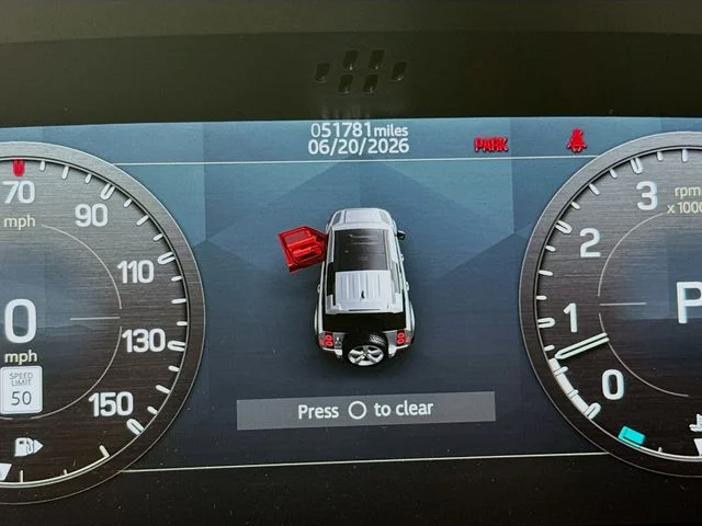 Used 2022 White Land Rover X-Dynamic HSE image 13