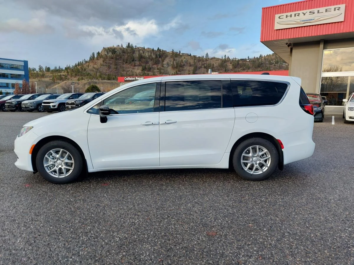 New 2026 White Chrysler SXT 2WD image 9