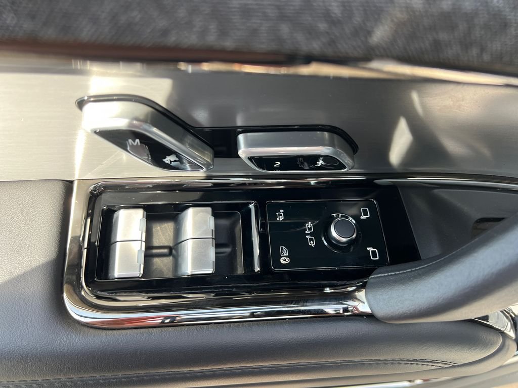 Used 2023  Land Rover SE Dynamic image 11