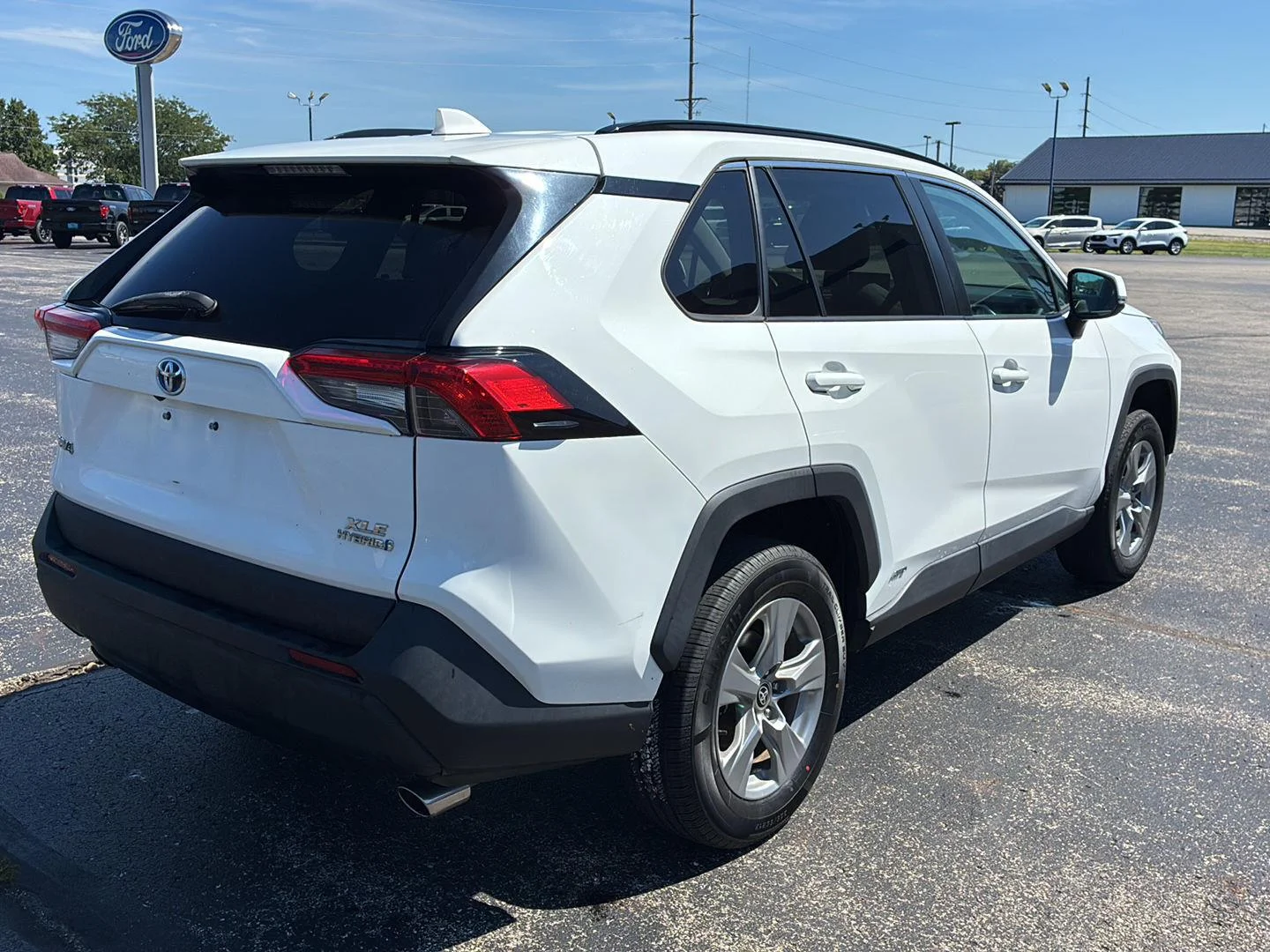 Used 2022 White Toyota XLE image 4
