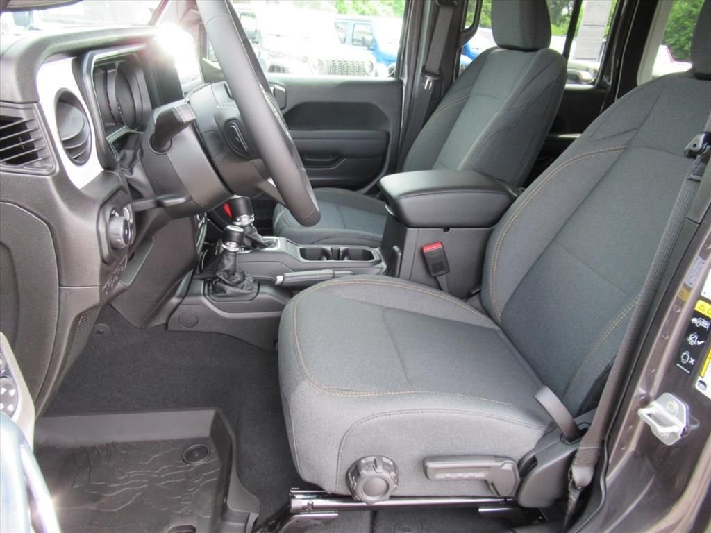 New 2026 Granite Crystal Metallic Clearcoat Jeep Sport S image 18