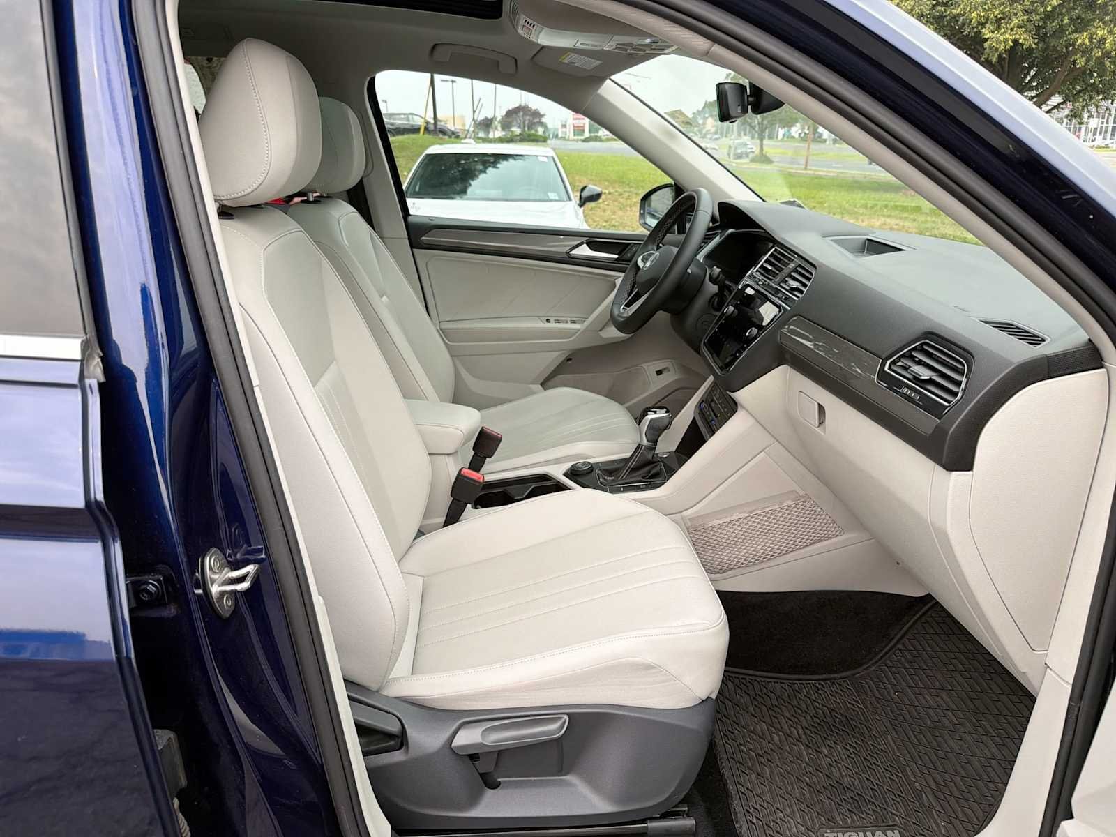 Used 2022 Atlantic Blue Metallic Volkswagen SE image 15