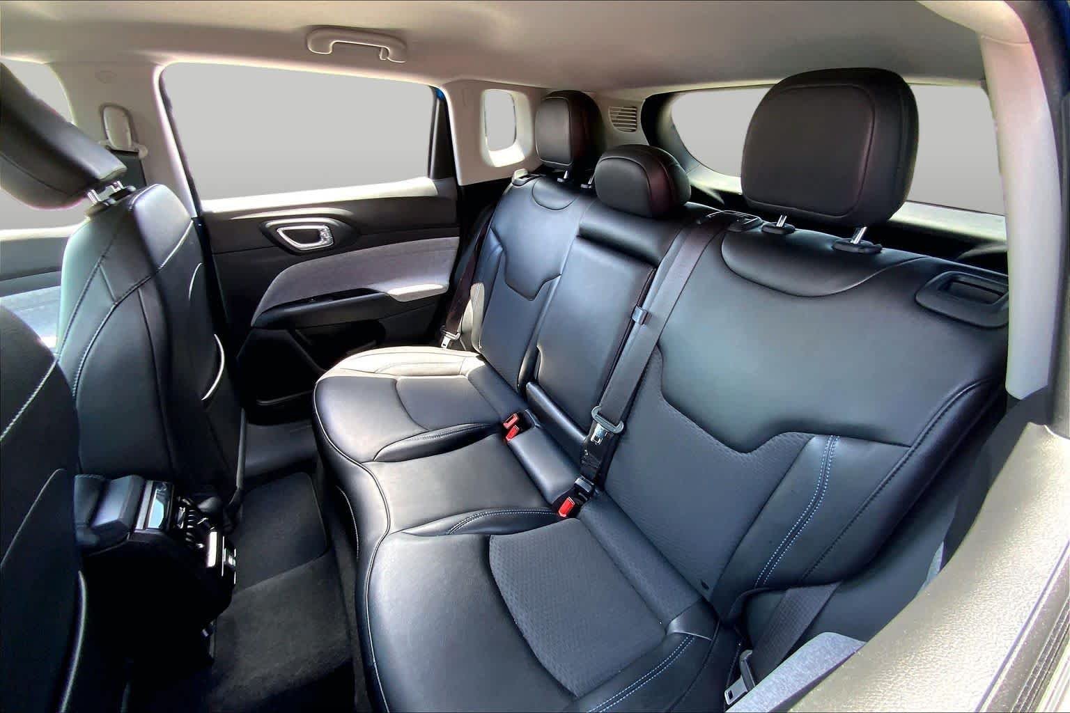 Used 2022 Laser Blue Pearlcoat Jeep Latitude image 20
