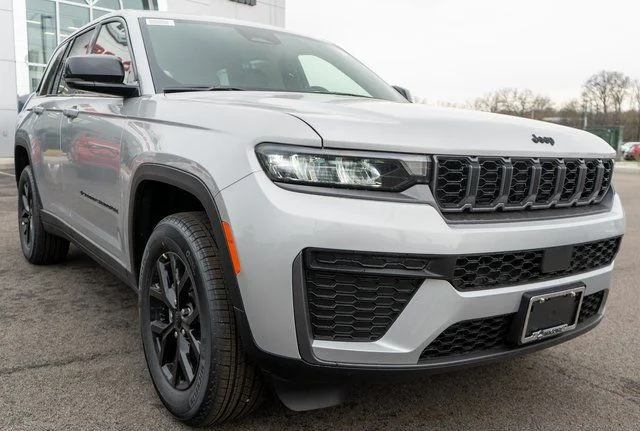 New 2026 Silver Zynith Exterior Paint Jeep Laredo Altitude image 4
