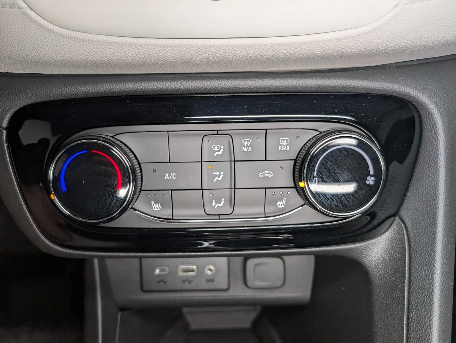 Used 2023 Summit White Buick Preferred image 31