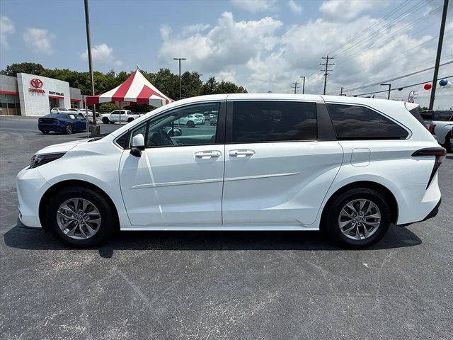2025 Toyota Sienna LE 8 Passenger
