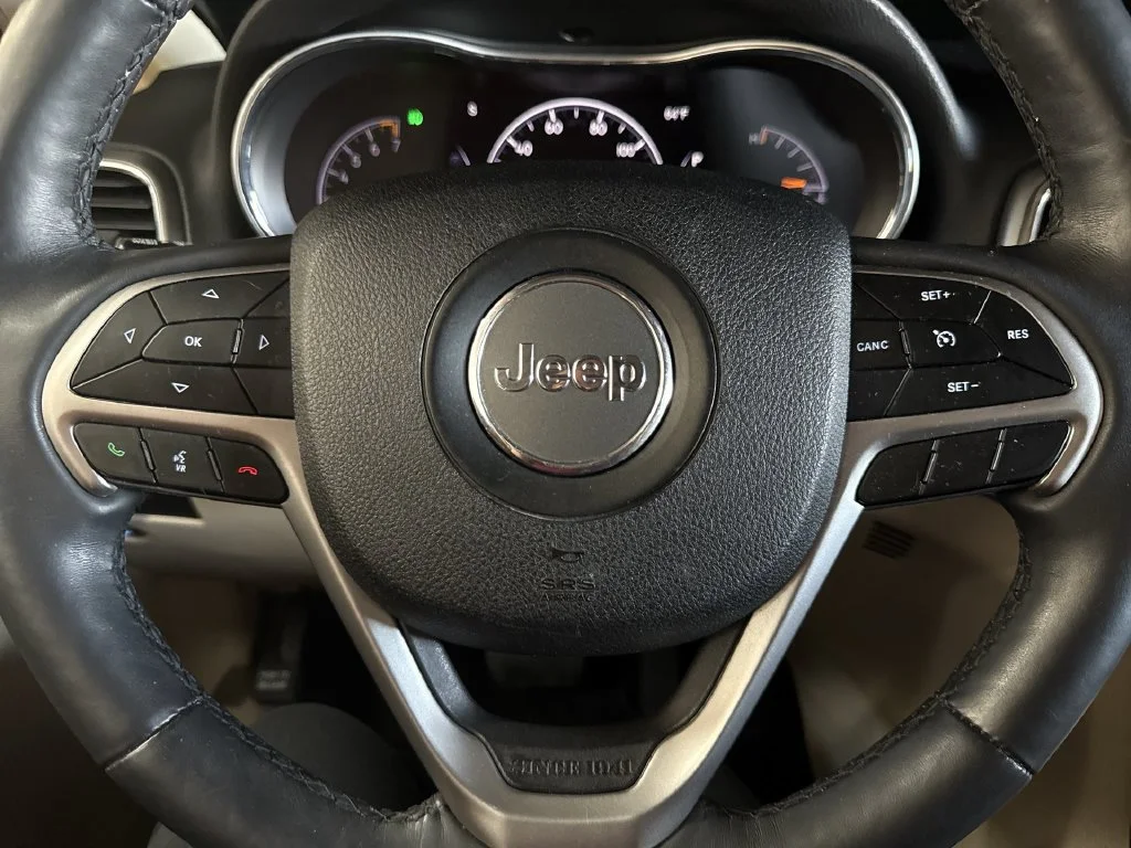 Used 2018 Velvet Jeep Limited image 22