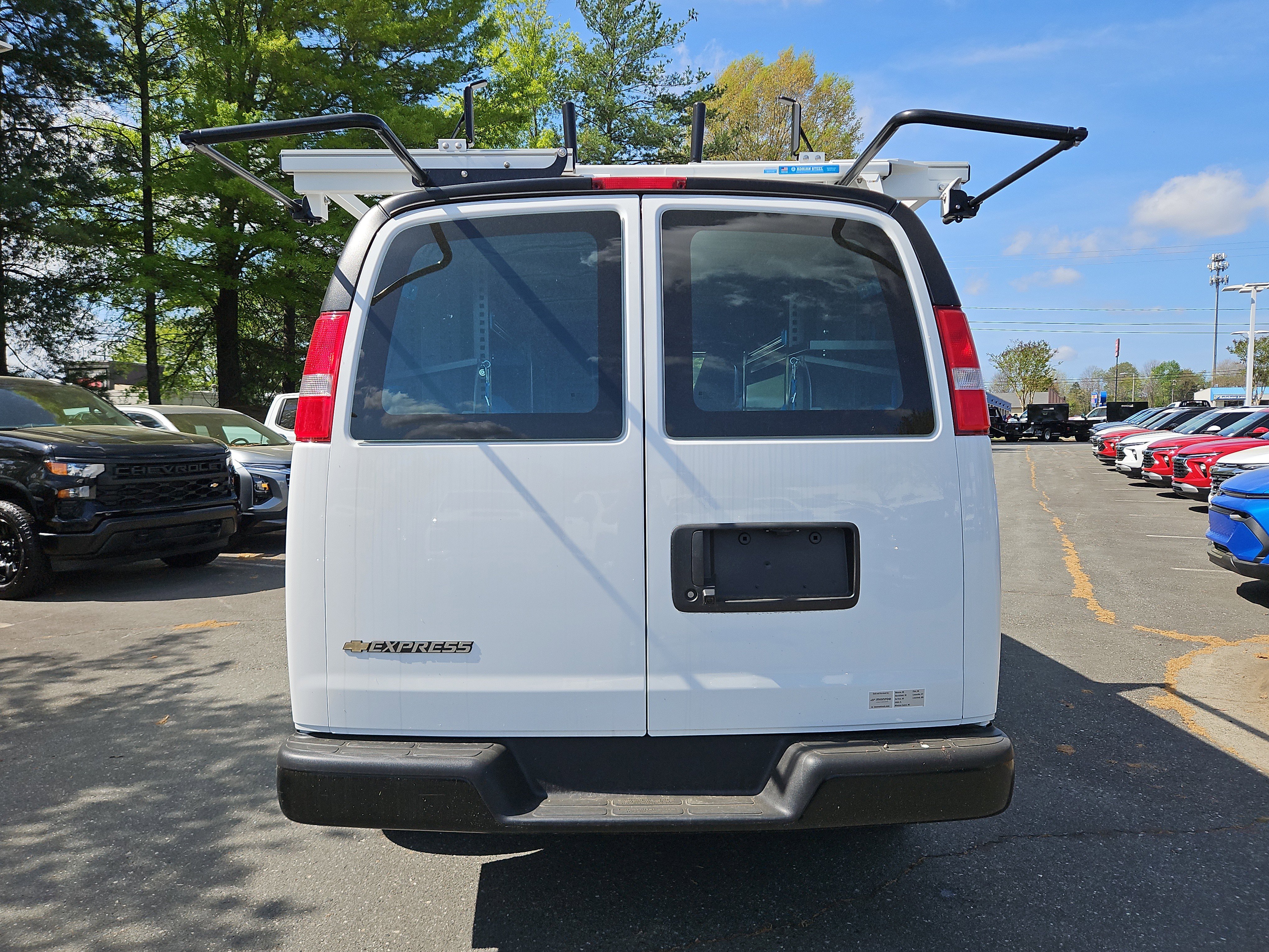 New 2025 Summit White Chevrolet WT image 4
