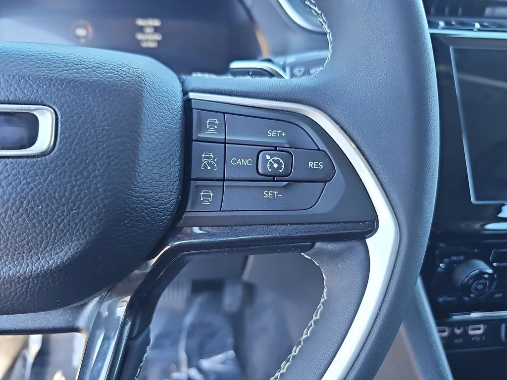 Used 2023 Silver Jeep Laredo image 18