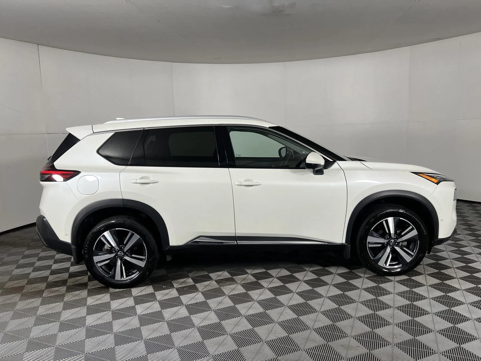 Used 2023 Pearl White Tricoat Nissan SL image 8