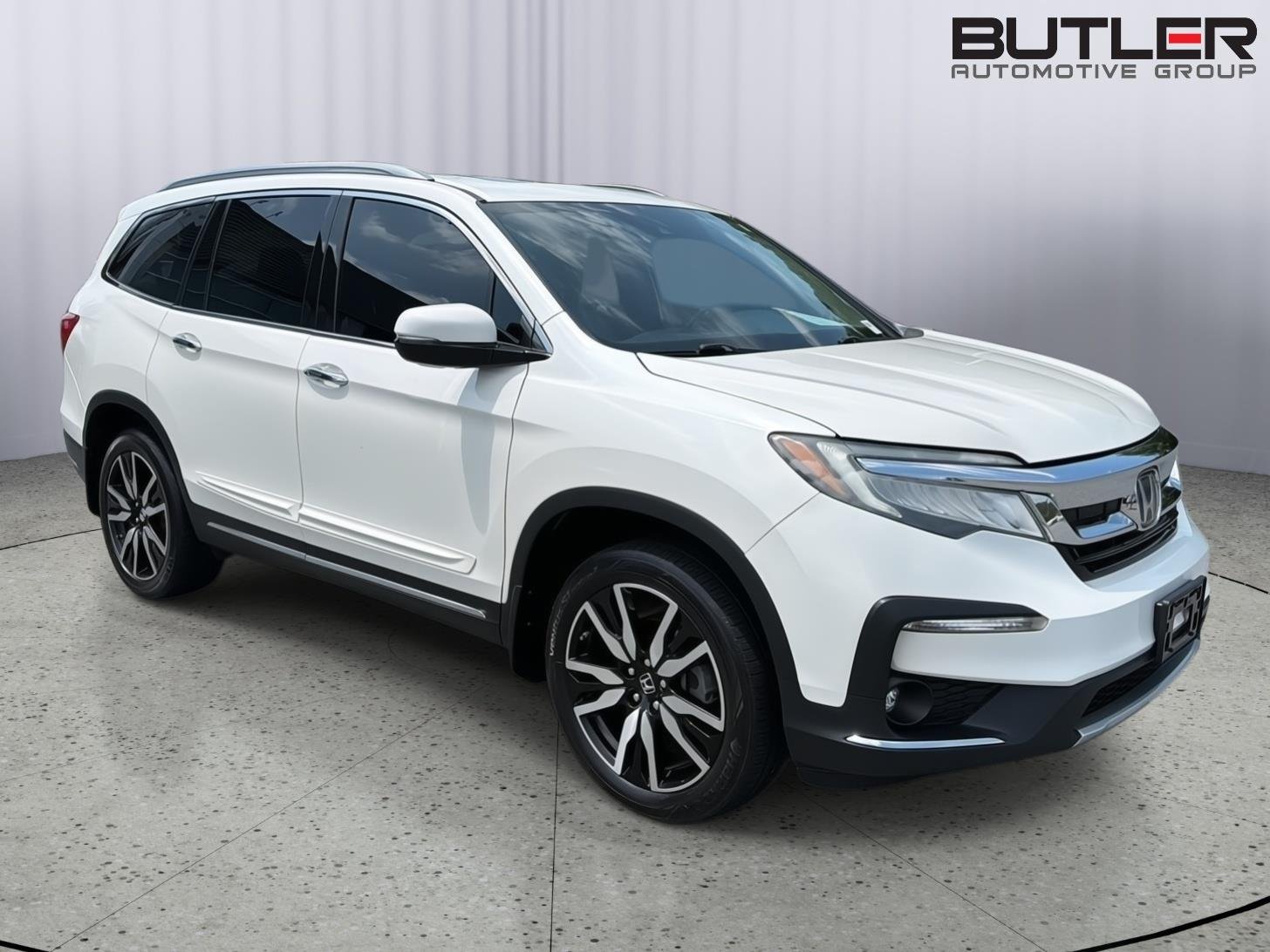 Used 2019 White Diamond Pearl Honda Touring w/Rear Captain