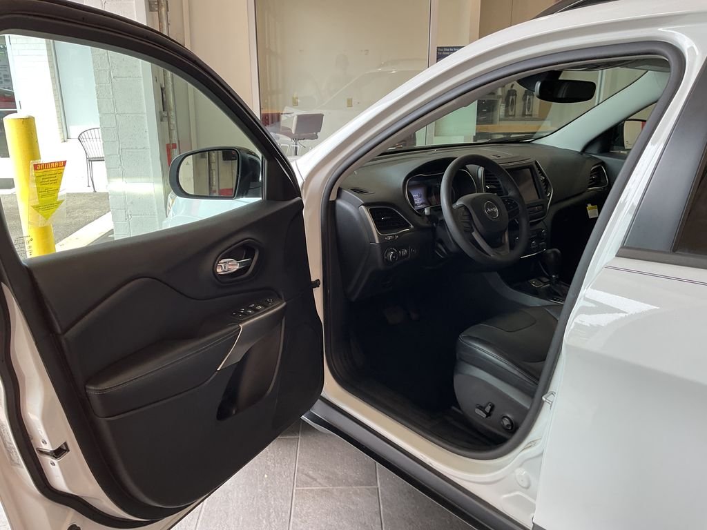 Used 2022 White Jeep Latitude Lux image 11