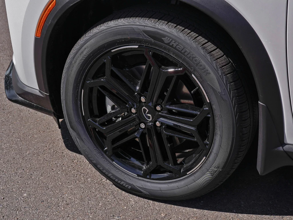 New 2027 2T RAD WHT INFINITI Sport AWD image 5