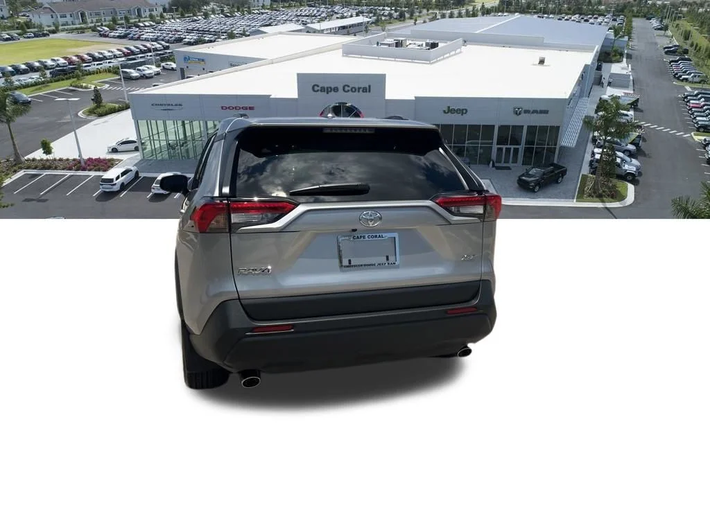 Used 2025  Toyota XLE image 20