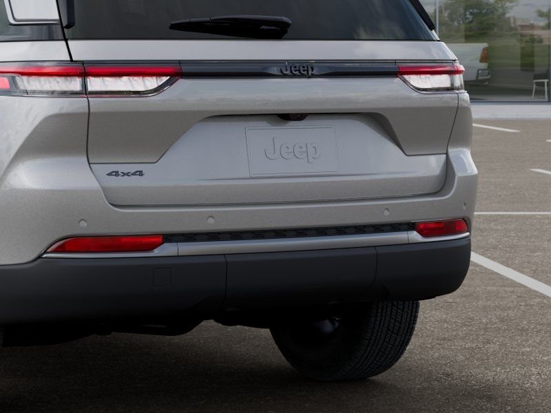 New 2026 Silver Zynith Exterior Paint Jeep Laredo Altitude image 13