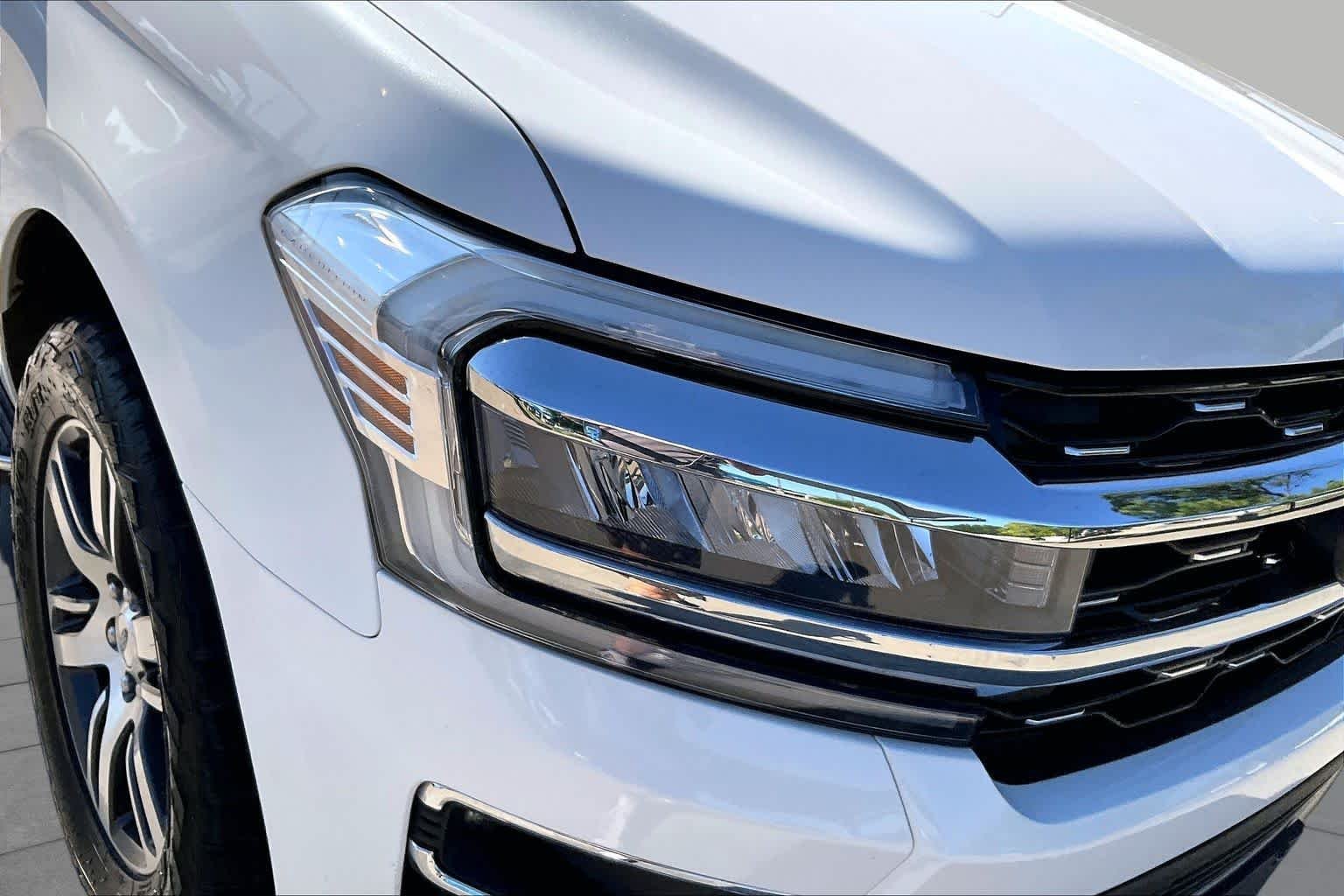 Used 2022 Star White Metallic Tri-Coat Ford Limited image 27