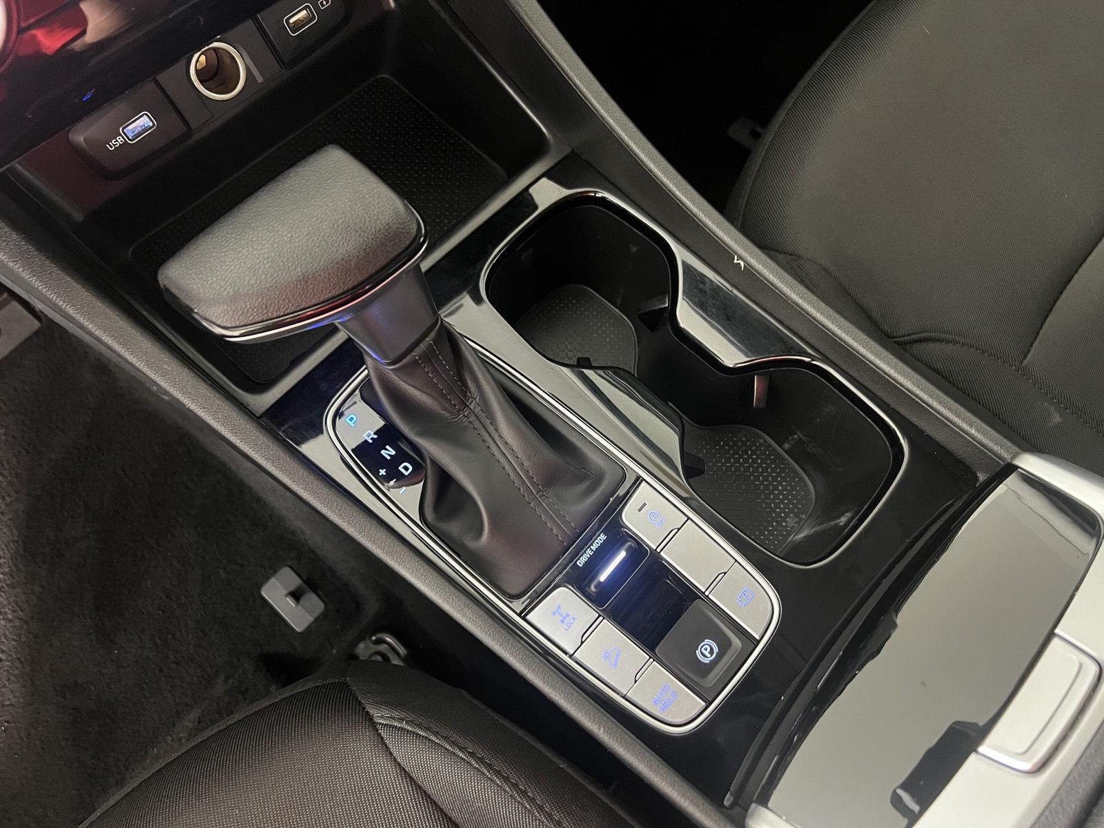 Used 2024 White Pearl Hyundai SE image 8