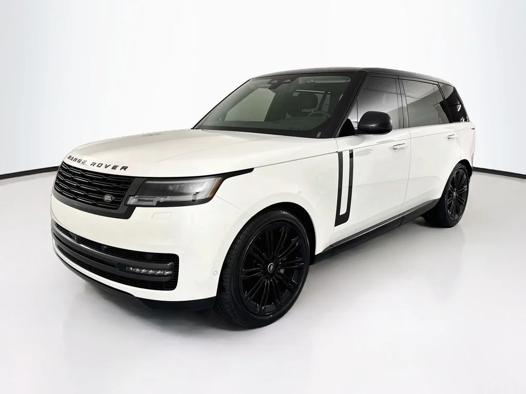 Used 2024 White Land Rover SE image 1