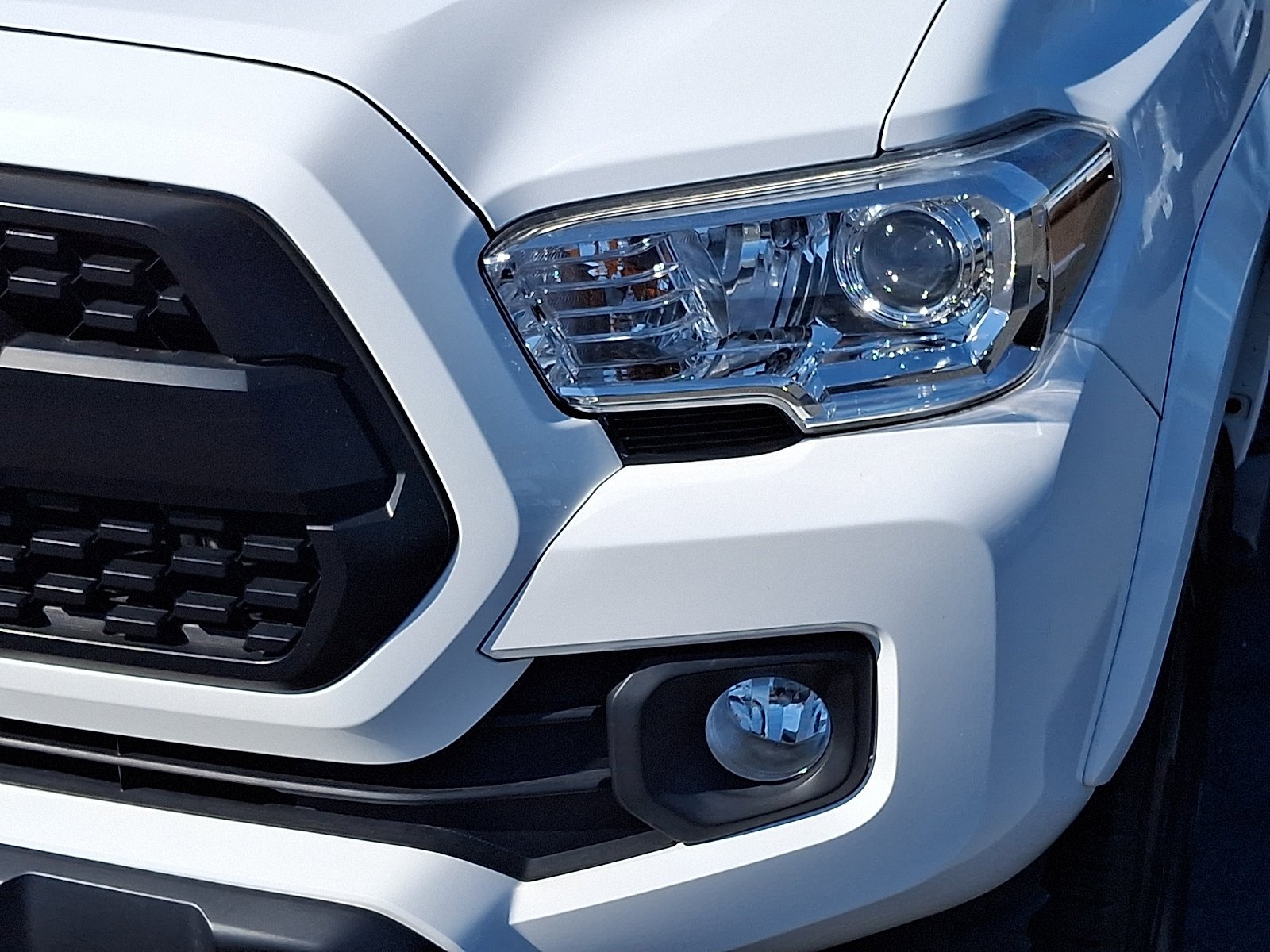 Used 2020 White Toyota SR5 V6 image 9