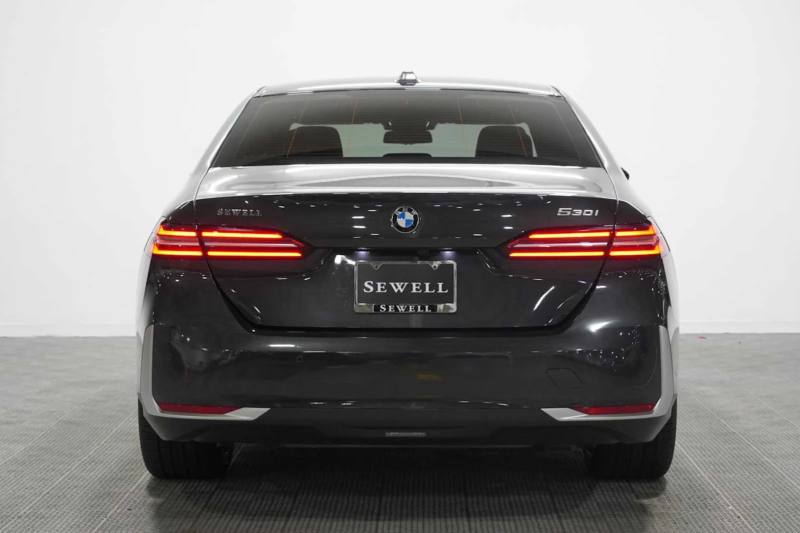 Used 2025 Dark Graphite Metallic BMW 530i image 5