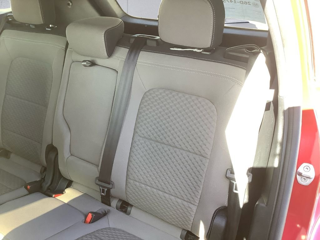 Used 2022 Red Ford SE image 18