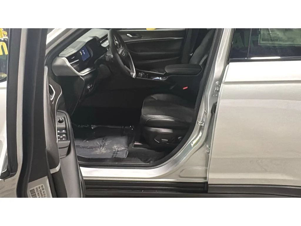 New 2026 Silver Zynith Exterior Paint Jeep Laredo Altitude image 11