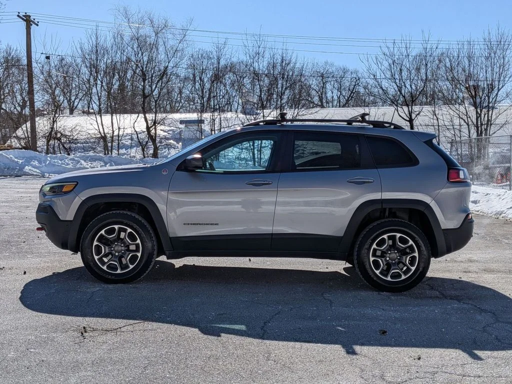 Used 2021 Silver Jeep Trailhawk image 8