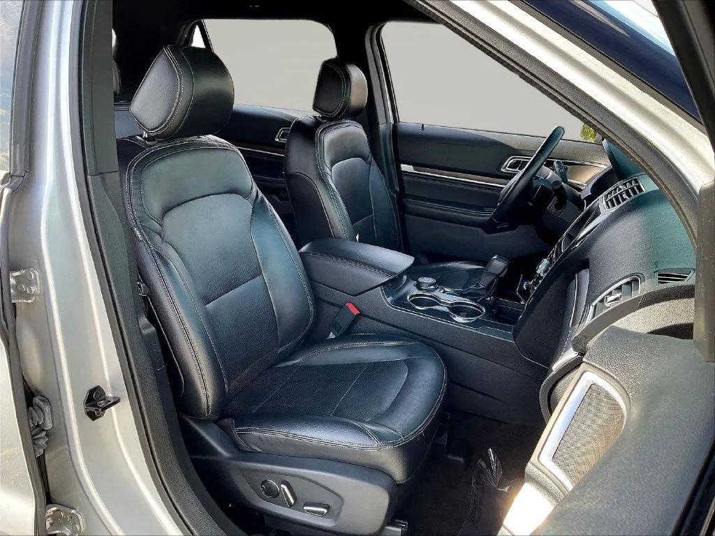 Used 2016 Silver Ford Limited image 30