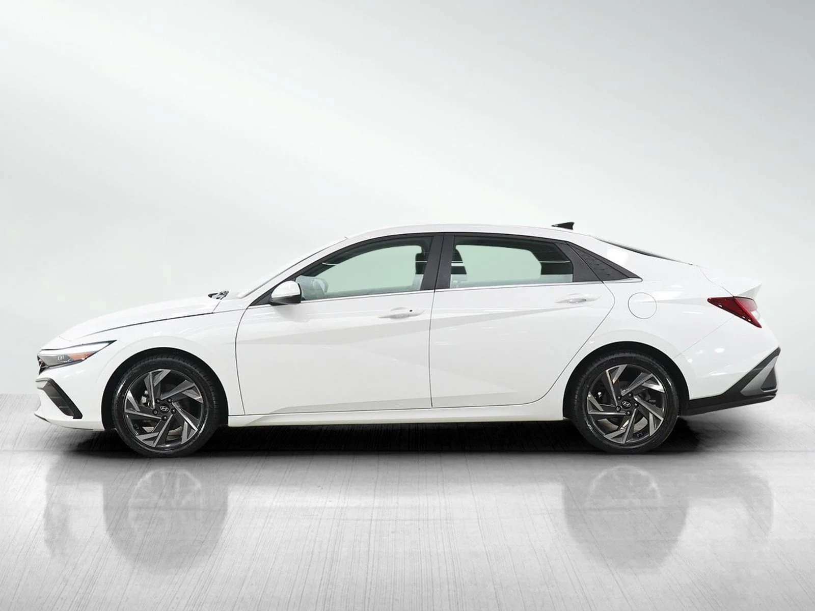 Used 2024 Hyundai Elantra SEL with VIN KMHLS4DG0RU655685 for sale in Minneapolis, Minnesota