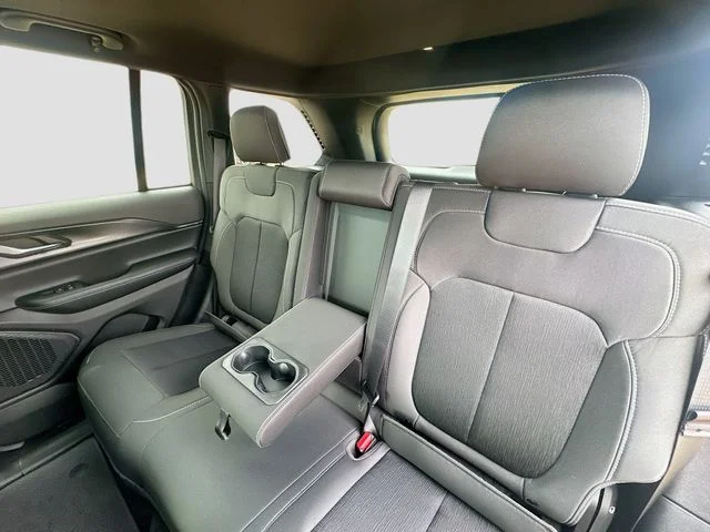 New 2026 Bright White Clear-Coat Exterior Paint Jeep Laredo X image 27