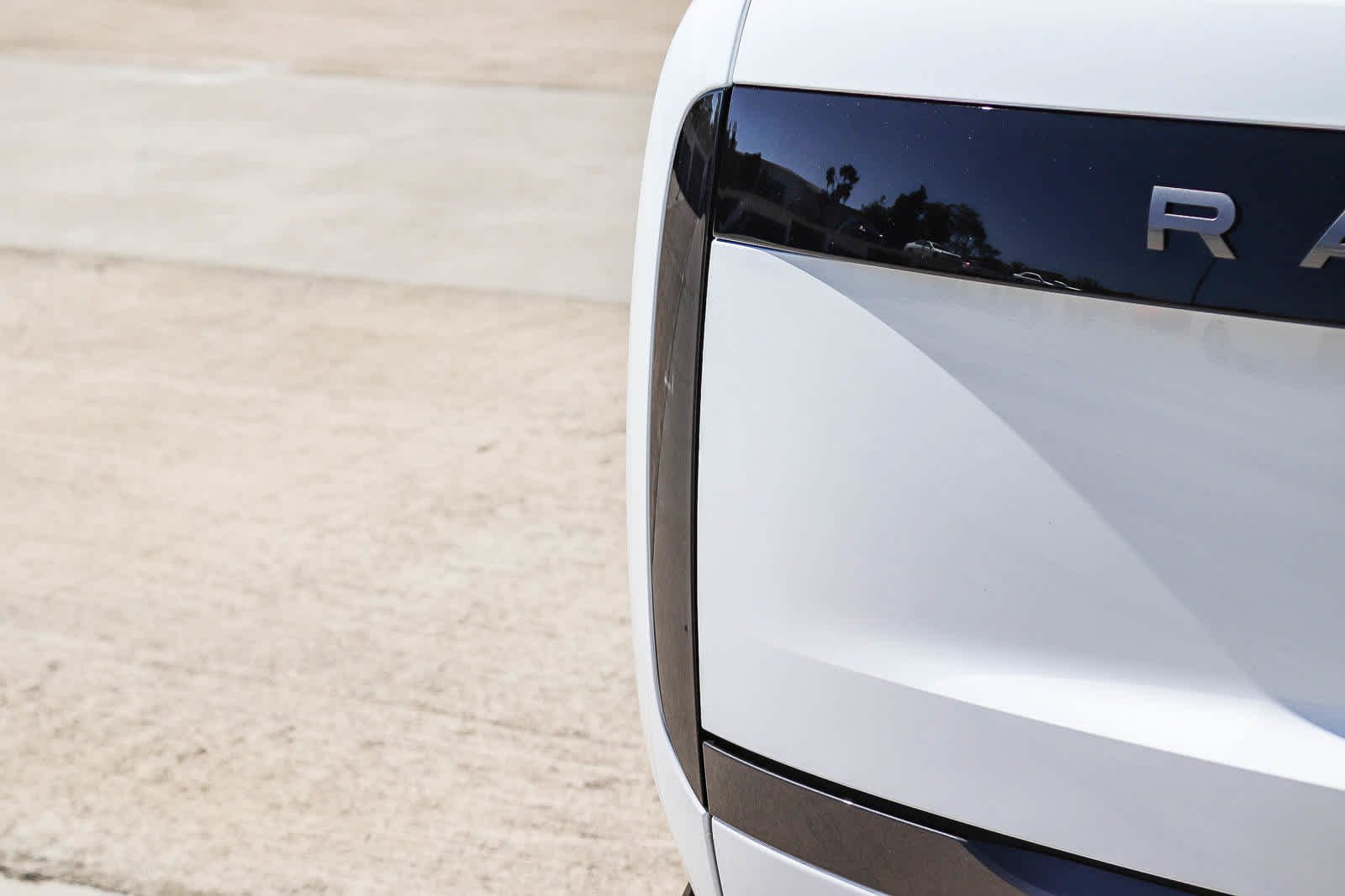New 2027 Fuji White Land Rover SE image 7