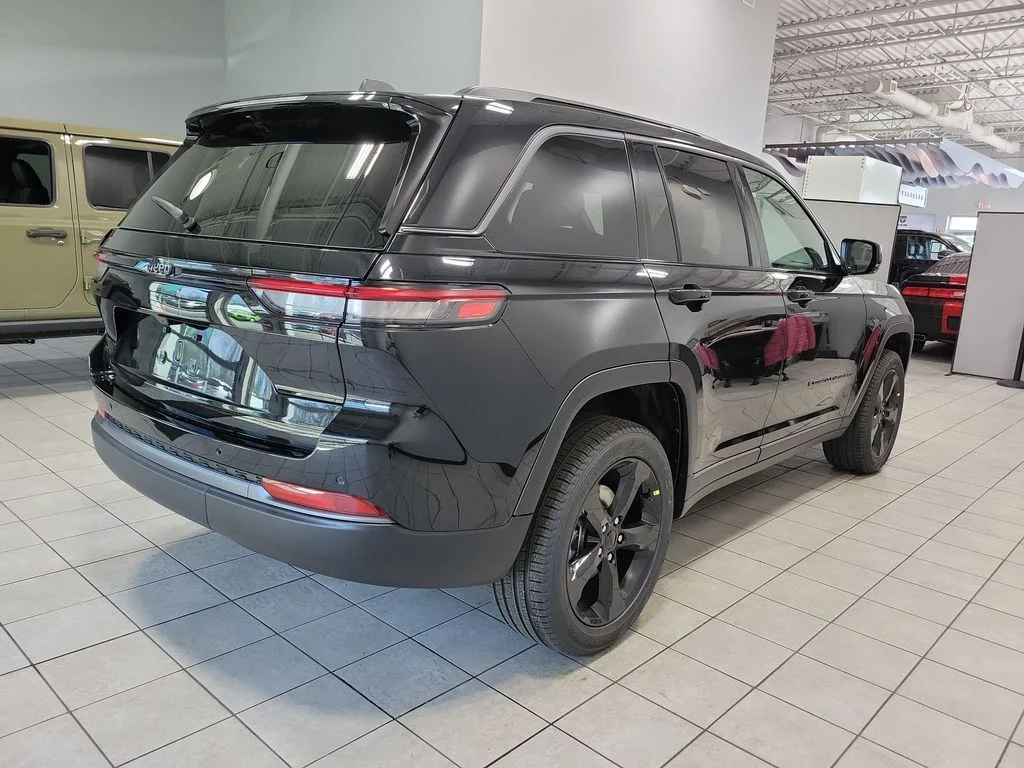 New 2026 Diamond Black Crystal Pearlcoat Jeep Limited image 7
