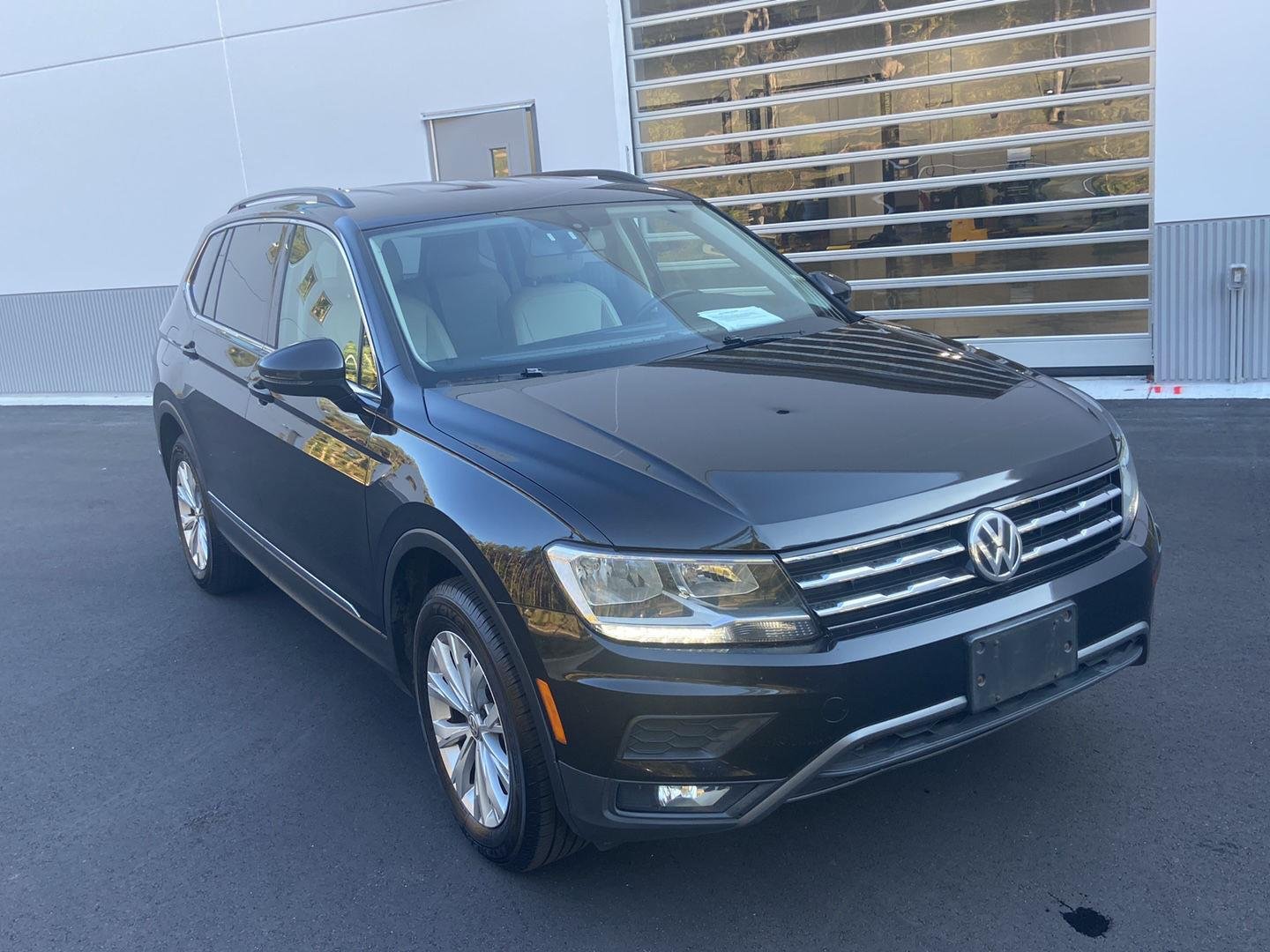 Used 2018 Deep Black Pearl Metallic Volkswagen SE image 3