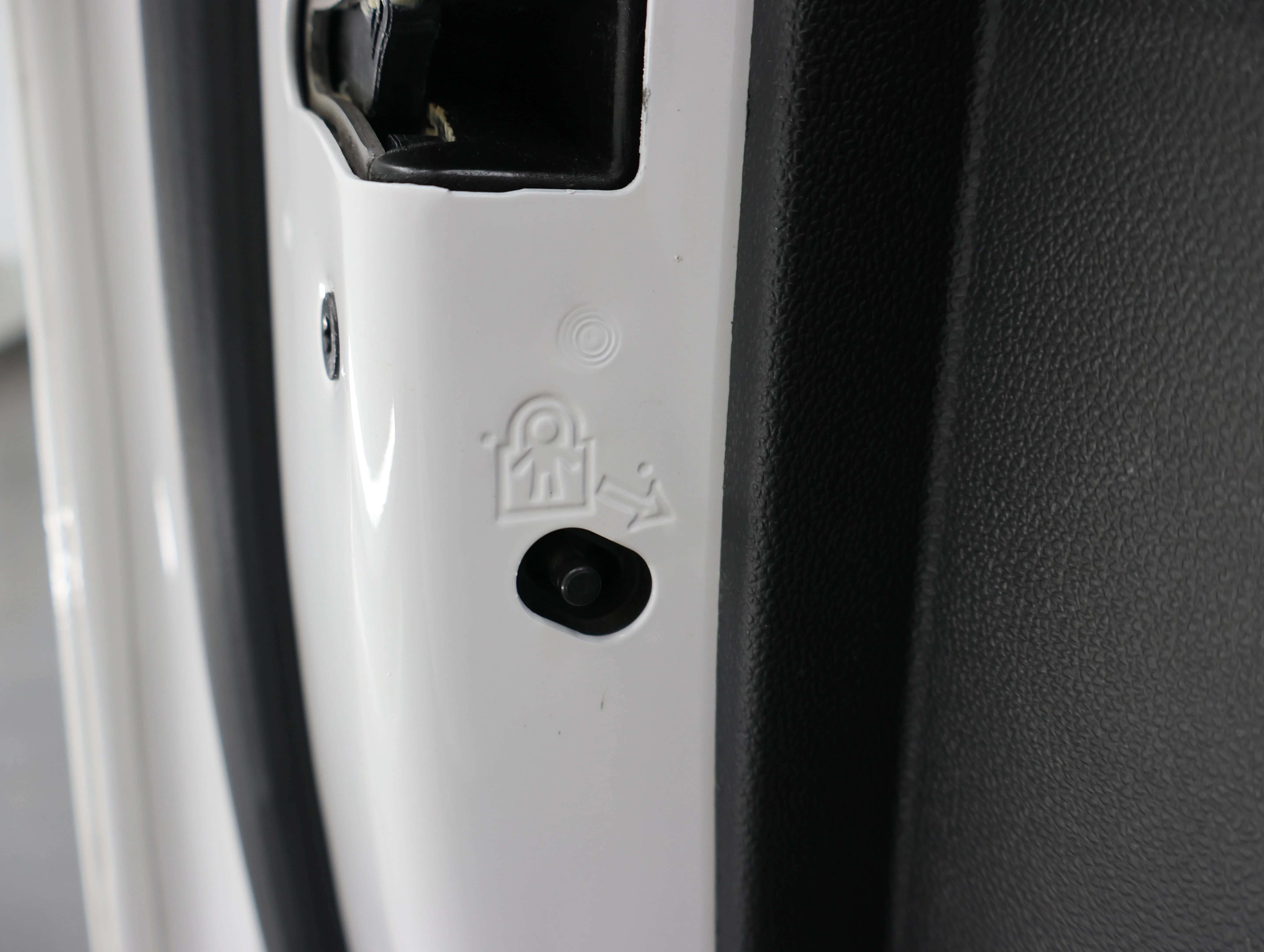 Used 2022 White Frost Tricoat GMC Denali image 41