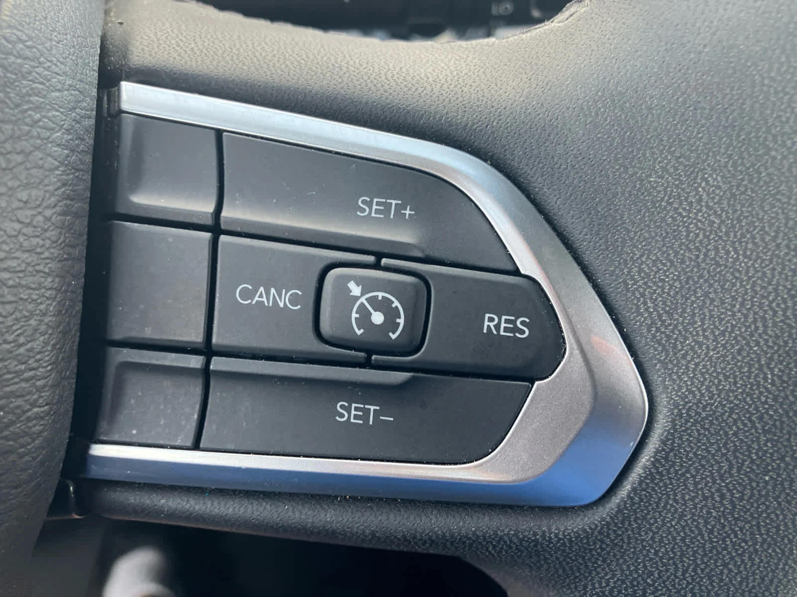 Used 2025 Diamond Black Crystal Pearlcoat Jeep Latitude image 17