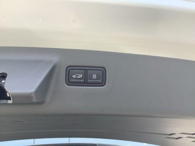New 2027 Silver Hyundai SE image 11