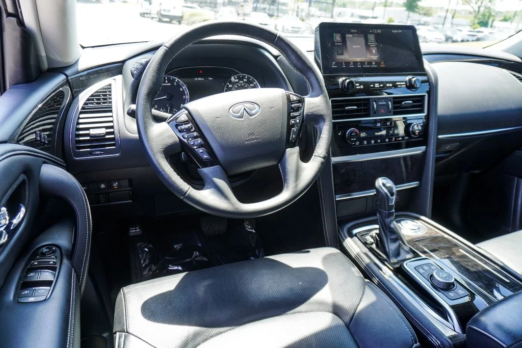 Used 2023 White INFINITI LUXE image 13