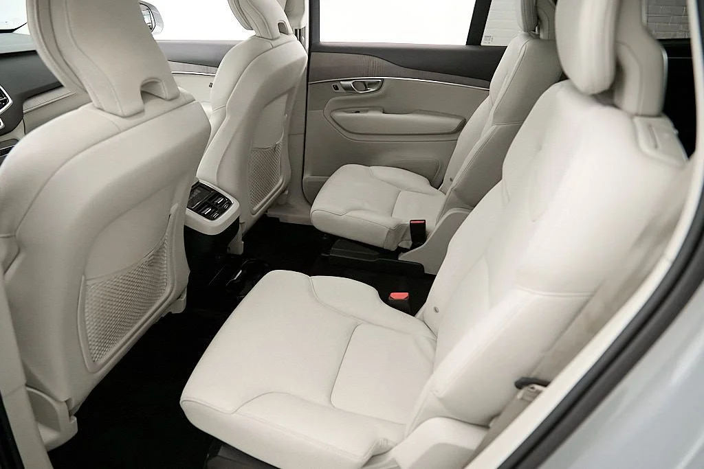 Used 2024 Vapour Grey Volvo Plus image 21