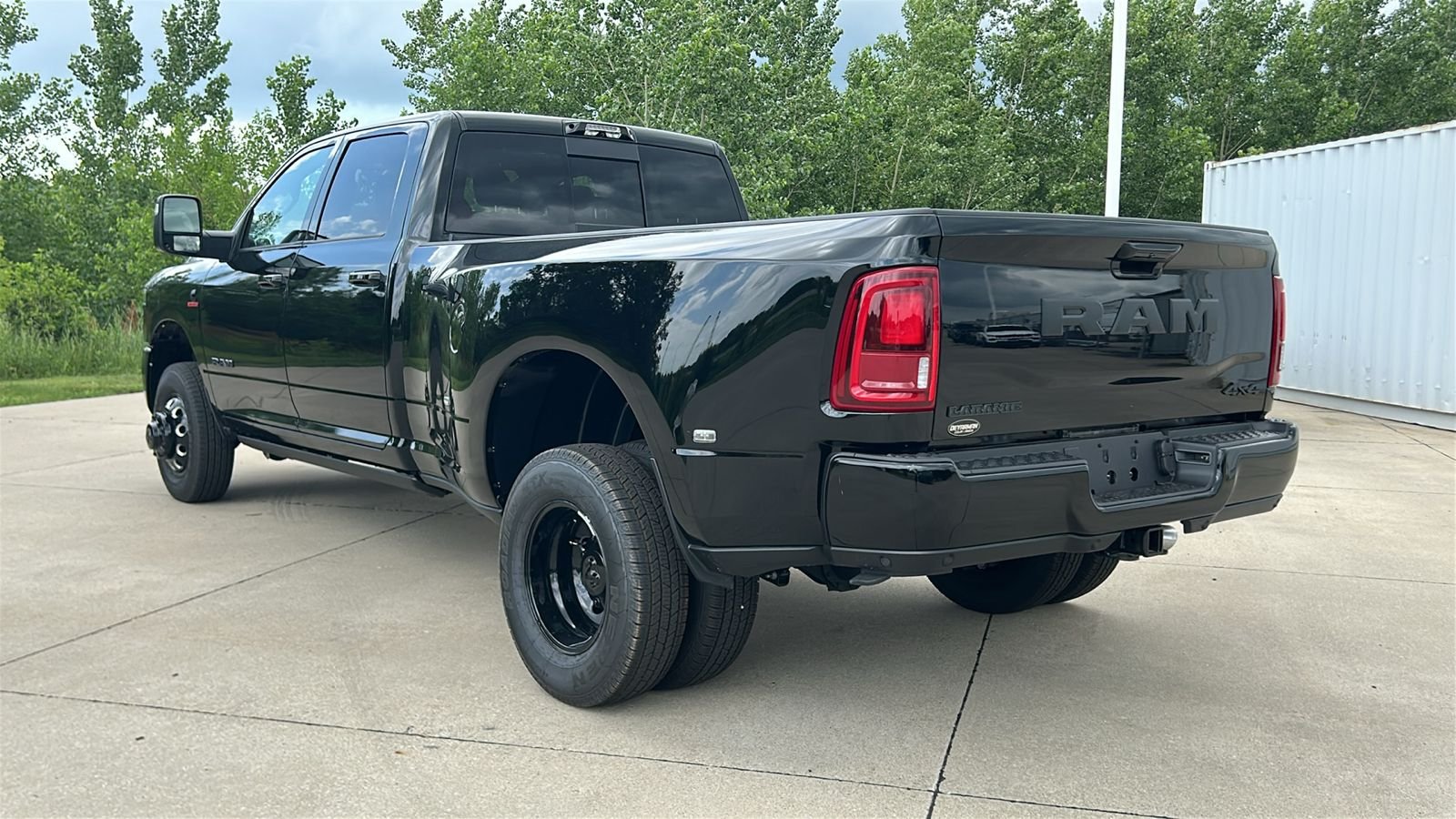 New 2026 Diamond Black Crystal Pearl-Coat Exterior Paint RAM Laramie image 6