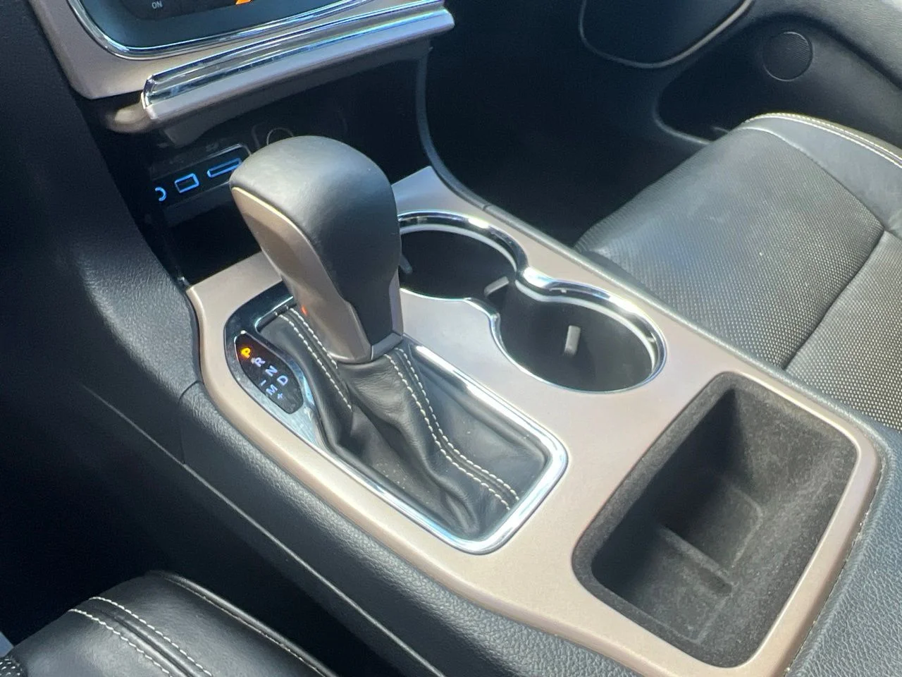 Used 2017 Silver Jeep Overland image 33