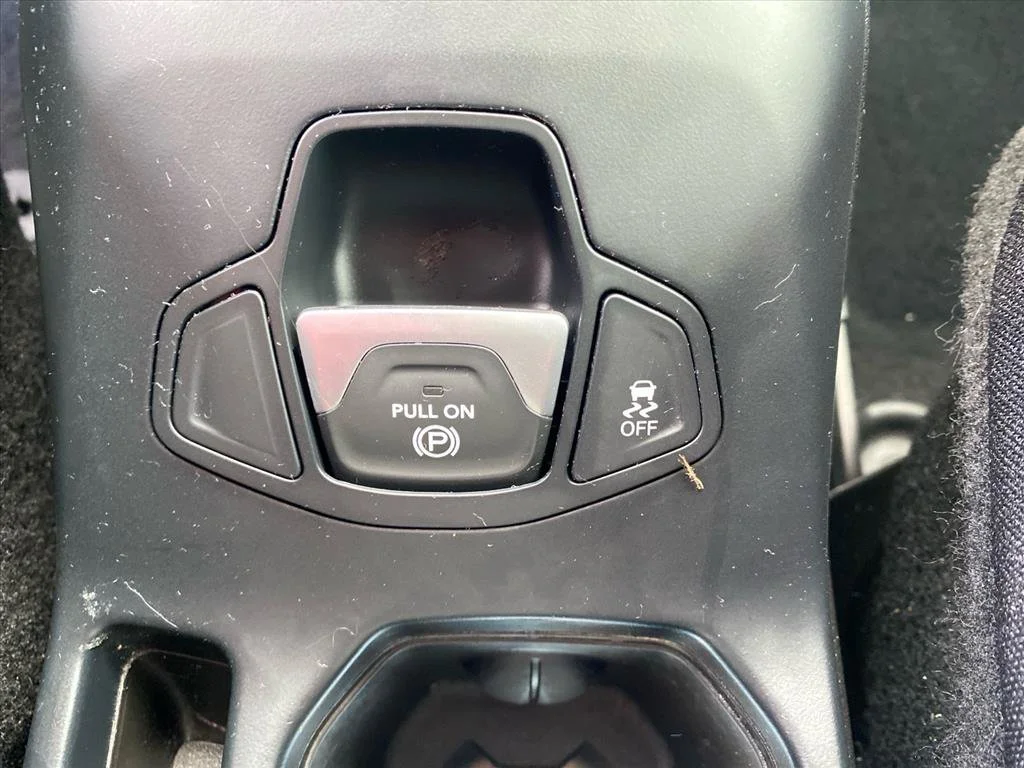 Used 2020 Glacier Metallic Clearcoat Jeep Latitude image 13