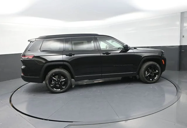 New 2026 Diamond Black Crystal Pearlcoat Jeep Limited image 10