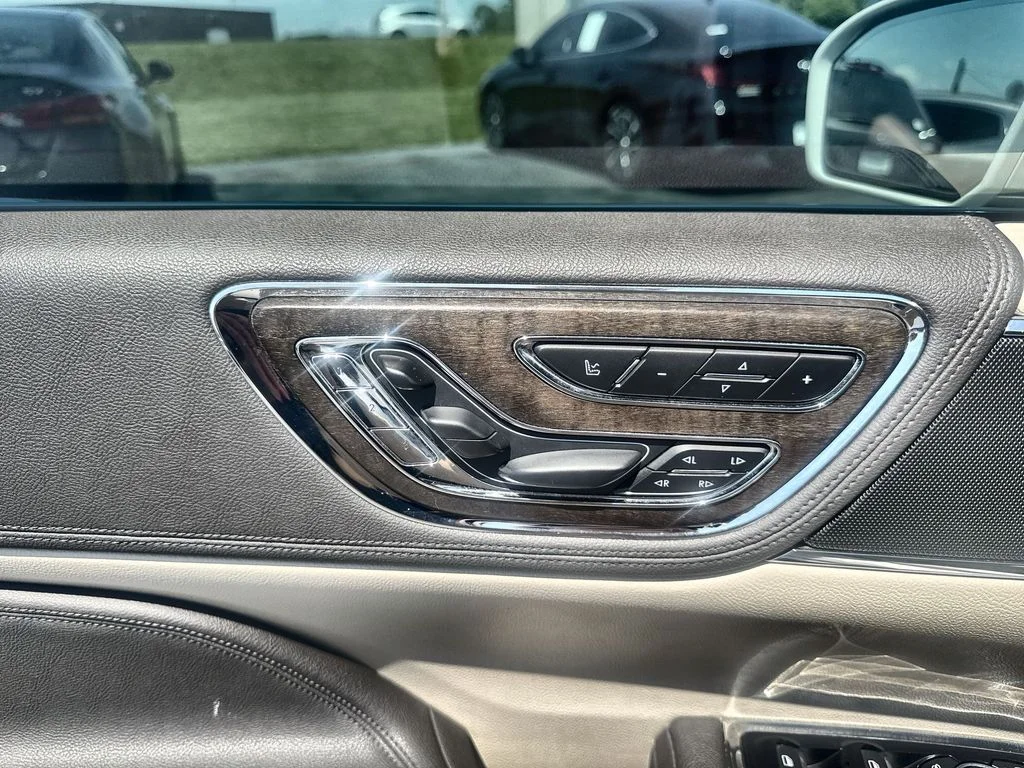 Used 2017 White Lincoln Select image 12