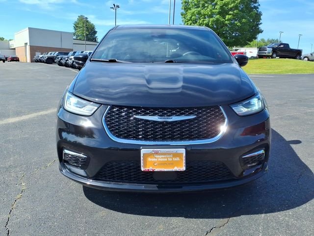 Certified Used 2025 Diamond Black Chrysler Select image 2