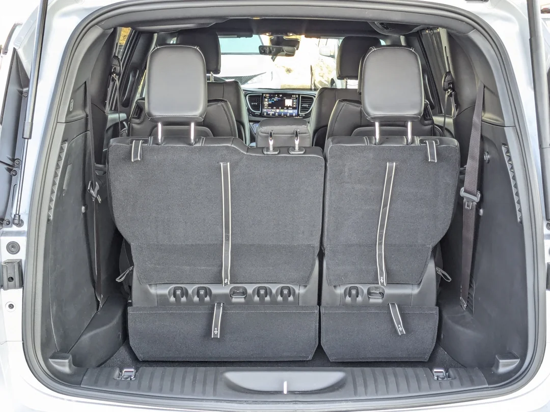New 2026 Silver Chrysler SXT - - FWD - Power Liftgate - Power Sliding Doors - Leather - Remote Starter & More! image 30