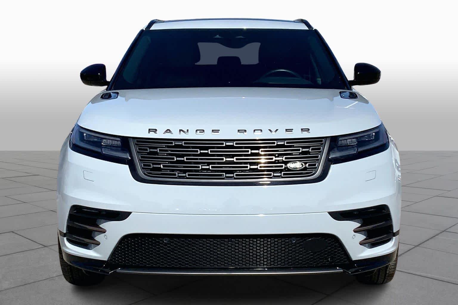 Certified Used 2025 Arroios Grey Metallic Land Rover Dynamic SE image 4