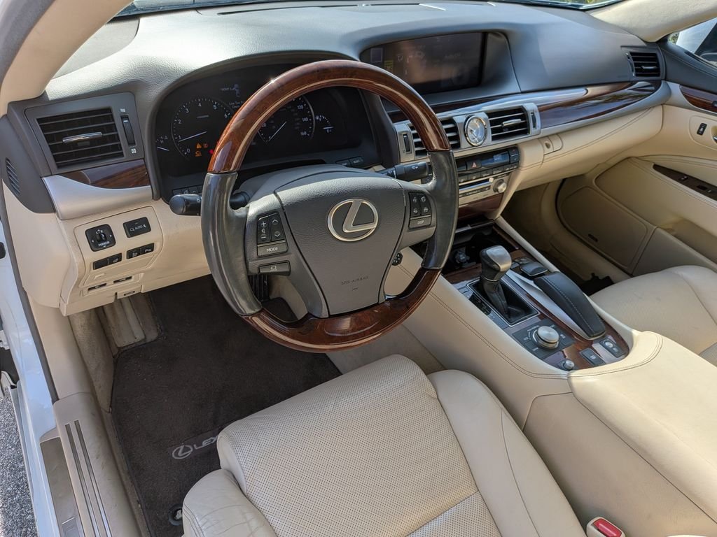 Used 2013  Lexus 460 image 12